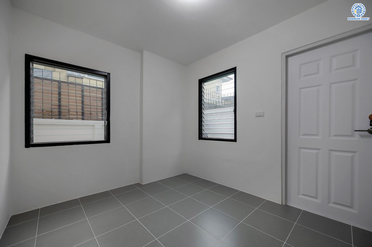 บ้านมือสองตกแต่งใหม่ โครงการ พฤกษ์ภิรมย์รีเจนท์ ปิ่นเกล้า บนสังคมคุณภาพจากแบรนด์ Q.House หลังใหญ่กว่า 113.4 ตร.ว. ดีไซน์ทันสมัยฟังก์ชัน 5 ห้องนอน (ห้องนอนชั้นล่าง 1 ห้อง) 5 ห้องน้ำ 1 ห้องแม่บ้าน จอดรถได้ 3 คัน บนที่สุดแห่งทำเลศักยภาพ หน้าโครงการติดถ.กาญจนาภิเษก เชื่อมต่อทุกการเดินทาง ใกล้จุดขึ้นทางด่วน "ศรีรัช" และรถไฟฟ้าสายสีม่วง "สถานีตลาดบางใหญ่"